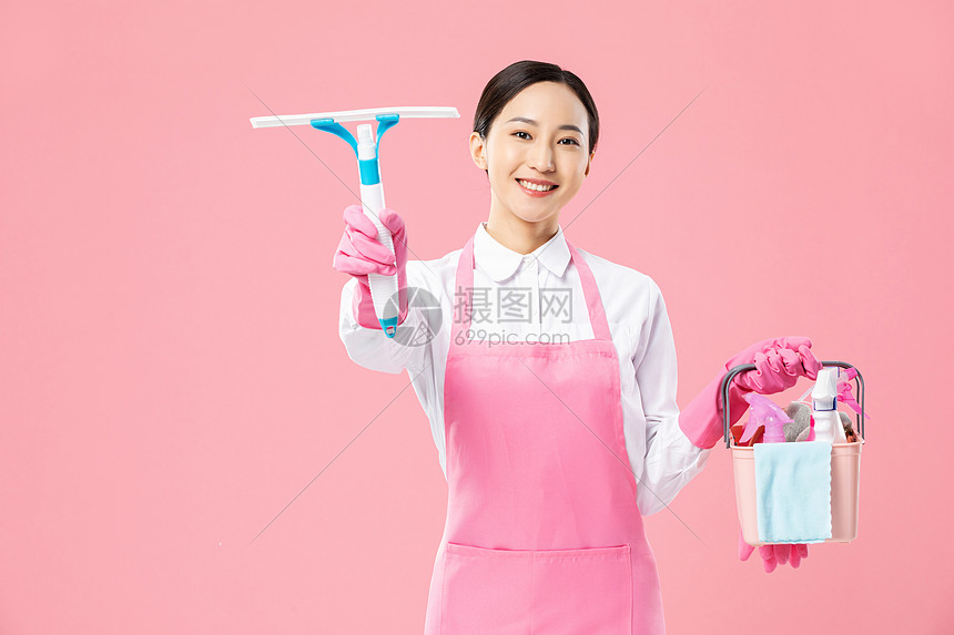 家政服務(wù)女性灑水清潔